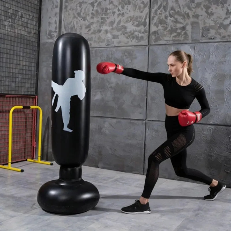 Sac de frappe gonflable sur pied – entraînement karaté et kickboxing