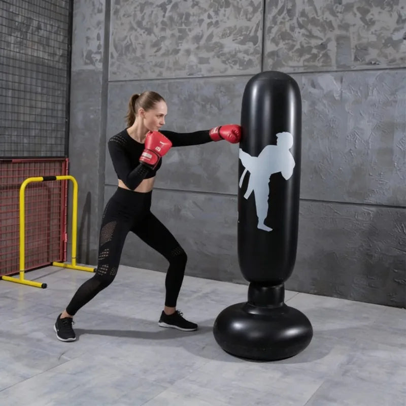 Sac de frappe gonflable sur pied – entraînement karaté et kickboxing